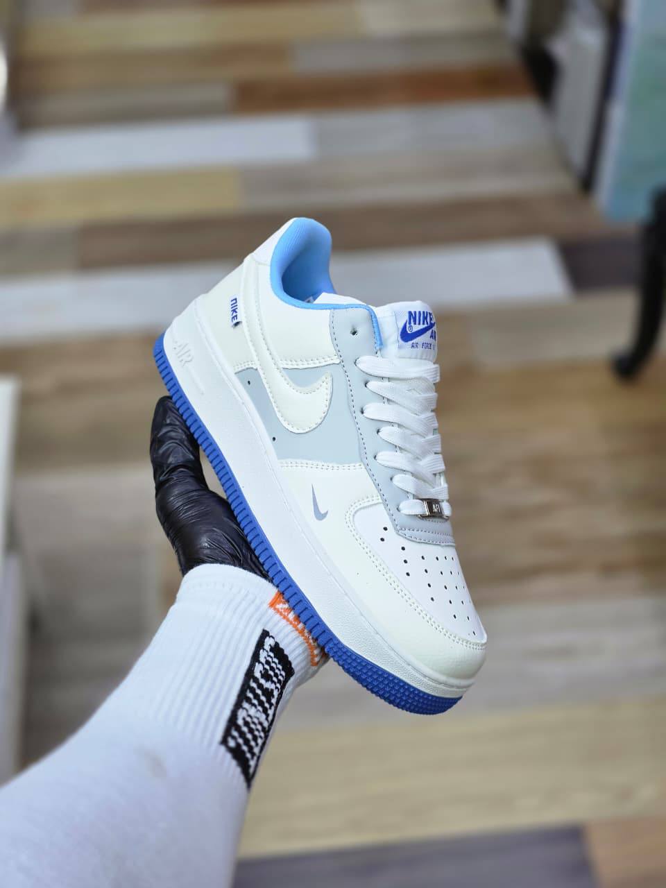 NIKE
Size 40 to 44 
100 dhs✅

Zain27
♥️♥️♥️