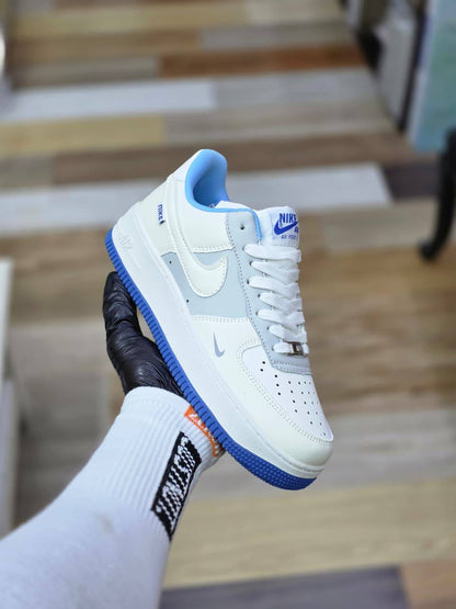 NIKE
Size 40 to 44 
100 dhs✅

Zain27
♥️♥️♥️