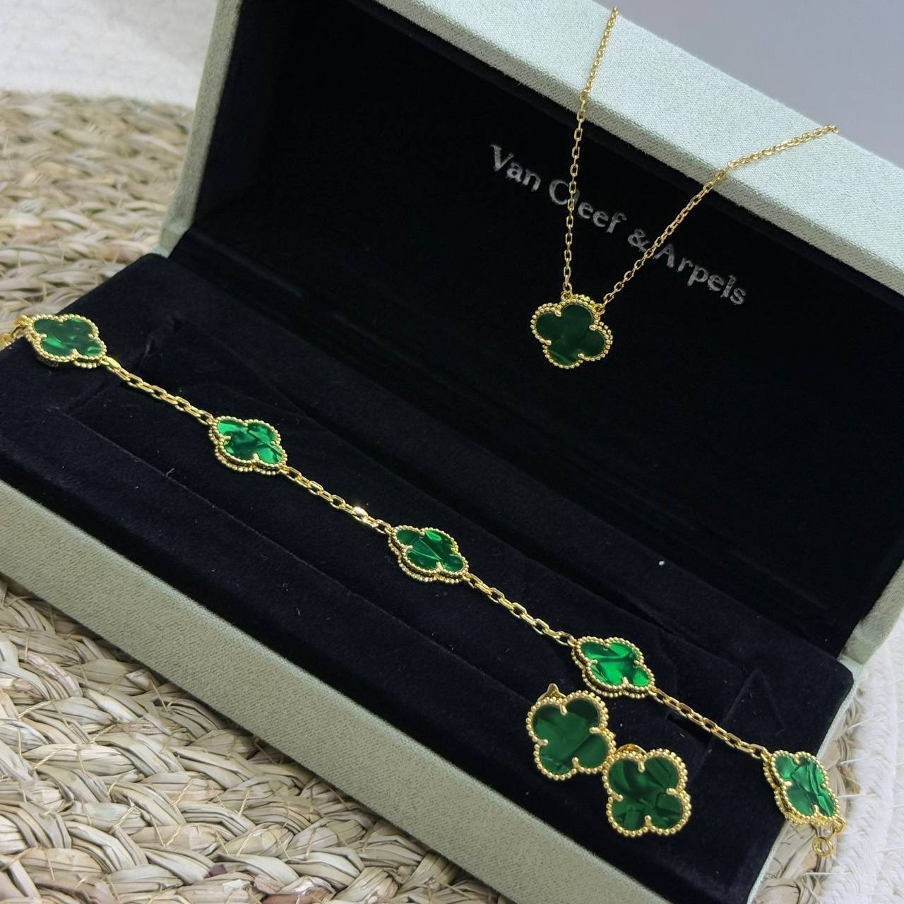 VCA SAT🔥*
Necklace 🍁
Earring✨
Bracelet 🦋
Master quality 💯
With normal boxes 🗃️ 
170 dhs🪙🌨️
With master box 📦 
220 dhs🪙🌨️

Zain216
♥️♥️♥️
