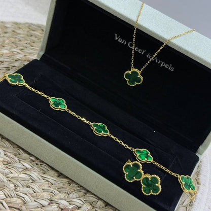 VCA SAT🔥*
Necklace 🍁
Earring✨
Bracelet 🦋
Master quality 💯
With normal boxes 🗃️ 
170 dhs🪙🌨️
With master box 📦 
220 dhs🪙🌨️

Zain216
♥️♥️♥️