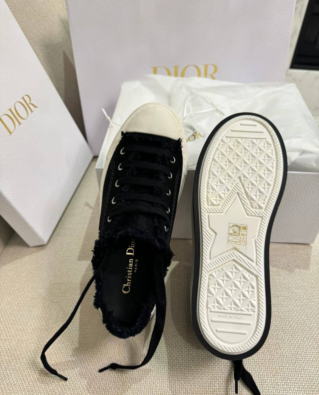 DIOR SHOES 
GOOD QUALITY 
105 dhs👑

Zain40
♥️♥️♥️