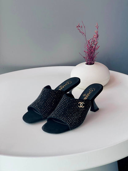 CHANEL✨⭐️
Size 36-41
_Super master high quality_🪡
450 dhs💛

Zain176
♥️♥️♥️