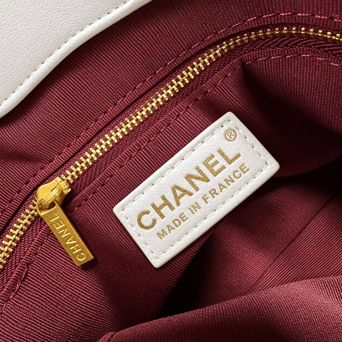 CHANEL 

COPY ONE 
NEW CAME 
WITH BOX 
215 dhs🇦🇪🇦🇪

Size:26cm

Zain295
♥️♥️♥️
