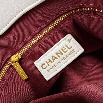 CHANEL 

COPY ONE 
NEW CAME 
WITH BOX 
215 dhs🇦🇪🇦🇪

Size:26cm

Zain295
♥️♥️♥️