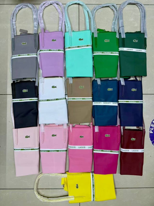 Lacoste
45 dhs🪙🖤
size 43×28×12cm

Zain42
♥️♥️♥️