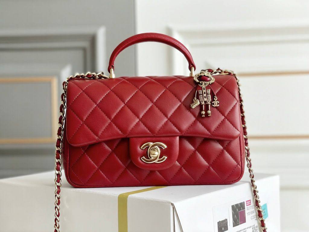 CHANEL 

NEW CAME GOOD QUALITY 

WITH BOX 
🎁🎁🎁

100 dhs💓

Zain39