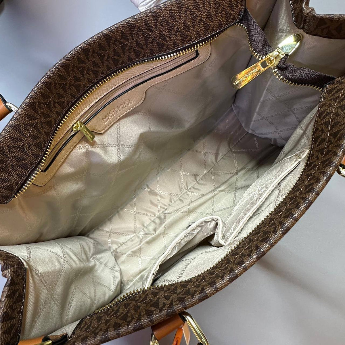 Mk

Newcame
Good quality 
100 dhs🇦🇪🇦🇪

Zain295
♥️♥️♥️