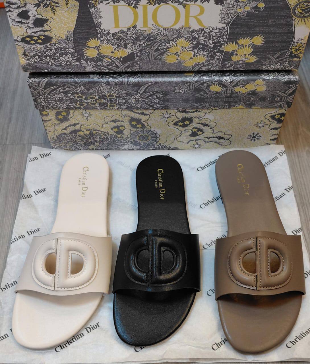 Christian Dior Slippers 
Size 36 To 41
90 dhs✅

Zain120
♥️♥️♥️