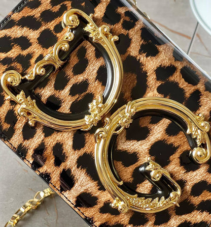 Dolce&Gabbana 

new came 

high quality 

with box 

 115 dhs🇦🇪🇦🇪

Zain39
♥️♥️♥️