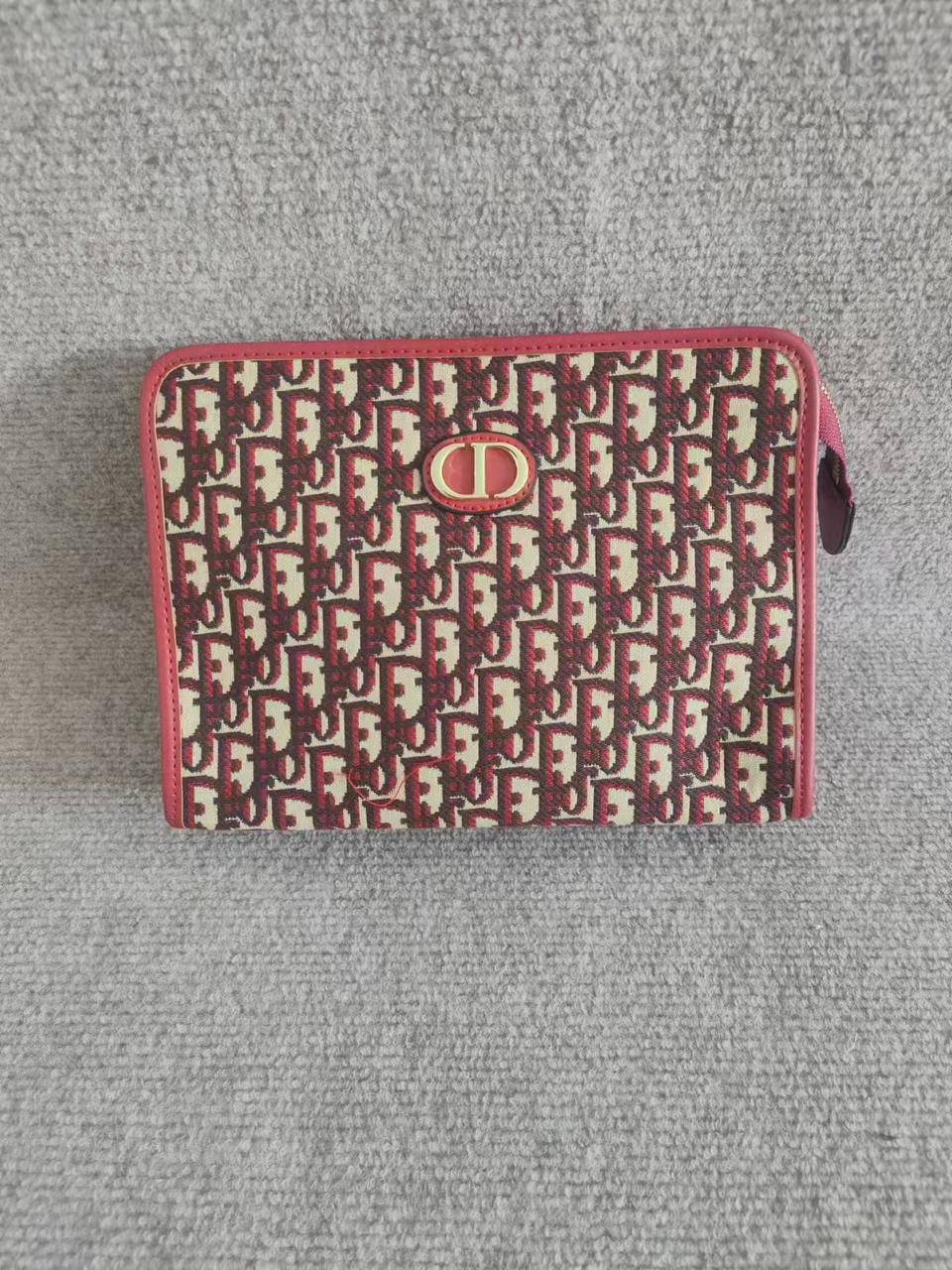 💖 Brand Clutch
1️⃣ First quality +🎁
Size : 28 * 18.5 cm
60 dhs🌺
with box 🎁

Zain115
♥️♥️♥️