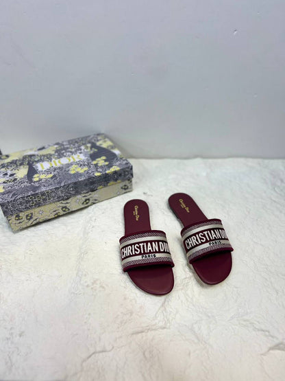 Dior 
𝐇𝐢𝐠𝐡 𝐪𝐮𝐚𝐥𝐢𝐭𝐲 💯 
𝐒𝐢𝐳𝐞 𝟑𝟔-𝟑𝟕-𝟑𝟖-𝟑𝟗-𝟒𝟎-𝟒𝟏 
65 dhs✅

Zain86
♥️♥️♥️
