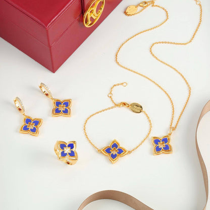 RC SET 
MASTER🛍️🎁
NECKLACE BRACELET EARRINGS RING 
170 DHS✅
WITH NORMAL BOX AND PAPER BAG🎁🛍️

Zain89
♥️♥️♥️