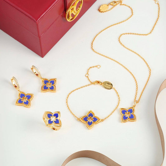 RC SET 
MASTER🛍️🎁
NECKLACE BRACELET EARRINGS RING 
170 DHS✅
WITH NORMAL BOX AND PAPER BAG🎁🛍️

Zain89
♥️♥️♥️