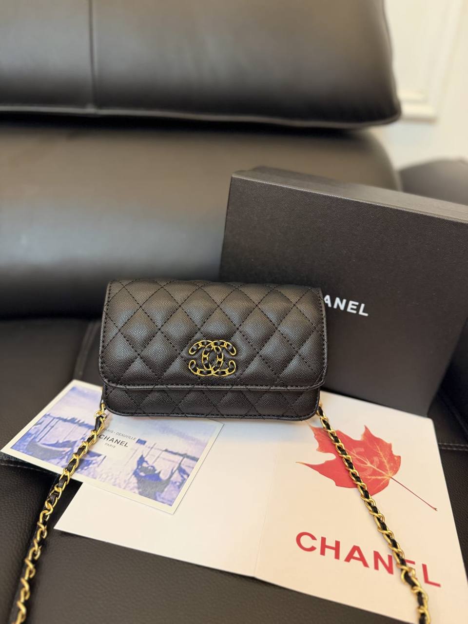 Chanel 
90 dhs💛
with box
size 20×5×14cm

Zain42
♥️♥️♥️