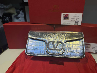 VALENTINO 
90 dhs🌺

with box
🎁🎁🎁

Zain90
♥️♥️♥️