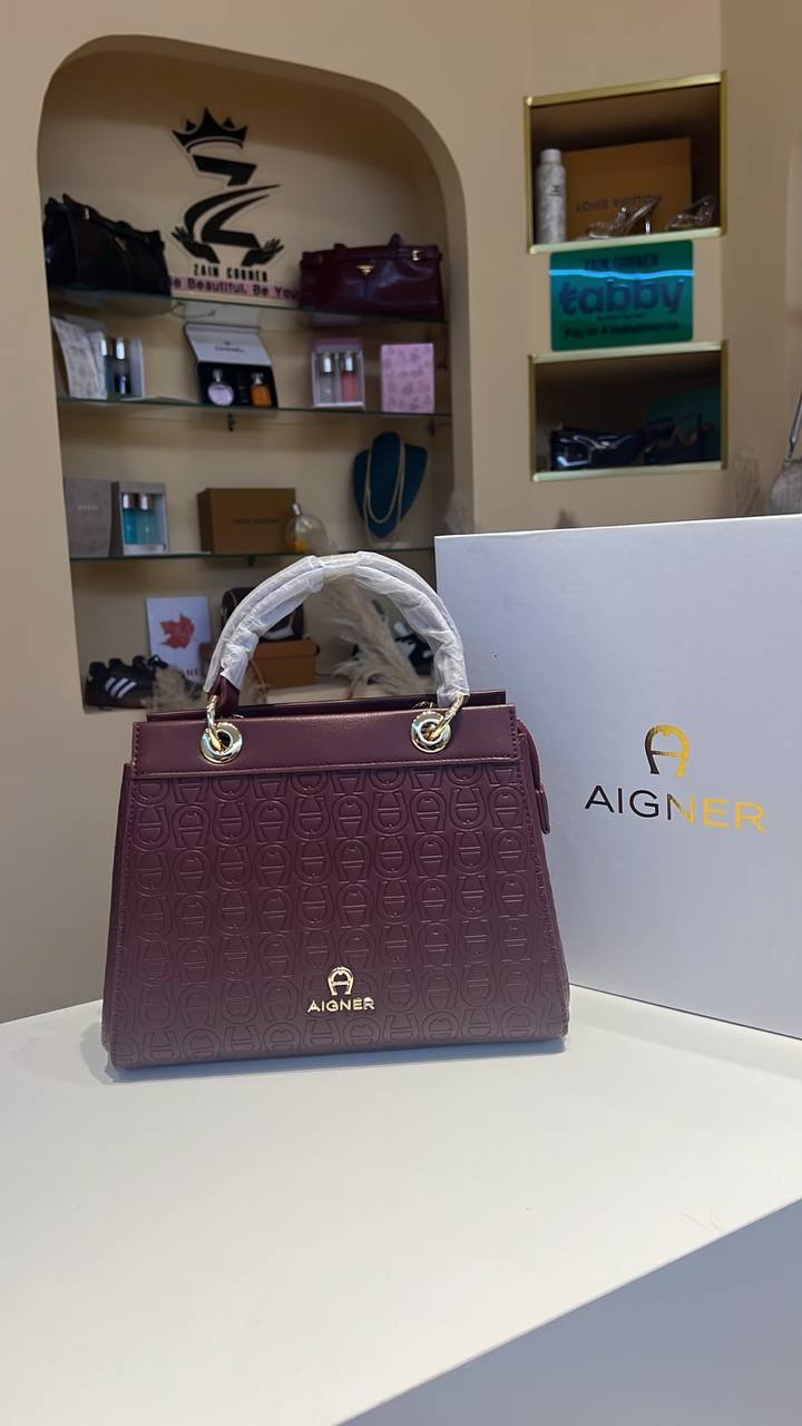 AIGNER 
Class A quality 
with box 
140 dhs💓

Zain175
♥️♥️♥️