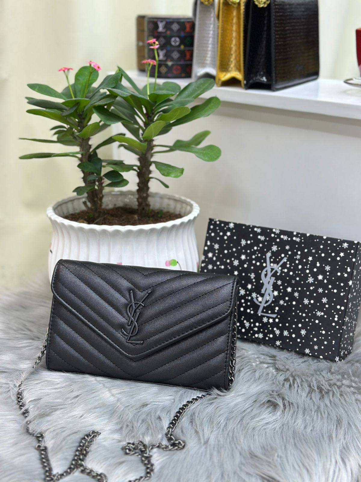 YSL
SIZE……….23CM
80 dhs❣️
with BOX✅

Zain244
♥️♥️♥️