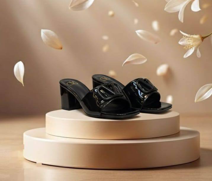 VALENTINO 
☘️ *SIZE  36  to 41 ☘️                                                                                                       
180 dhs❣️

Zain224
♥️♥️♥️