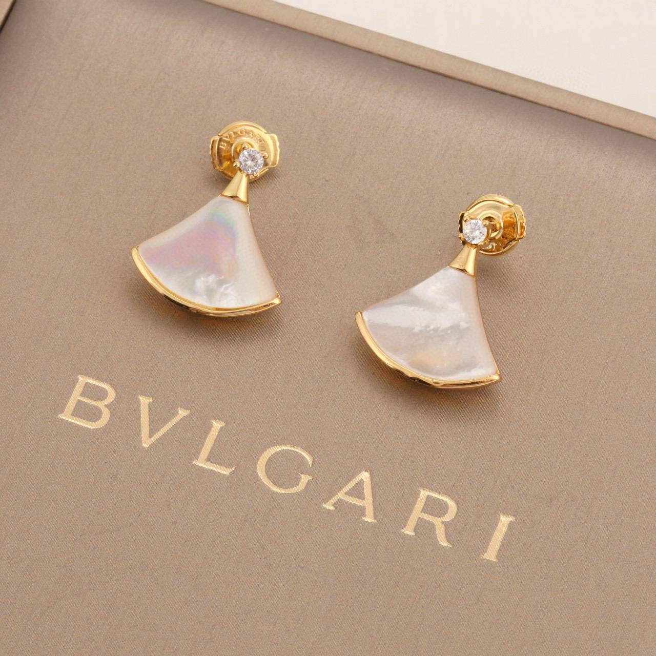 BVLGARI MASTER
SET ✨💫
95 DHS✅
WITH BOX AND PAPER BAG🎁🛍️

Zain89
♥️♥️♥️