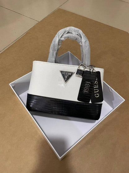 Guess
Best quality 

with box’s 
🎁🎁🎁

95 dhs🪙🖤
size 20cm

Zain158
♥️♥️♥️
