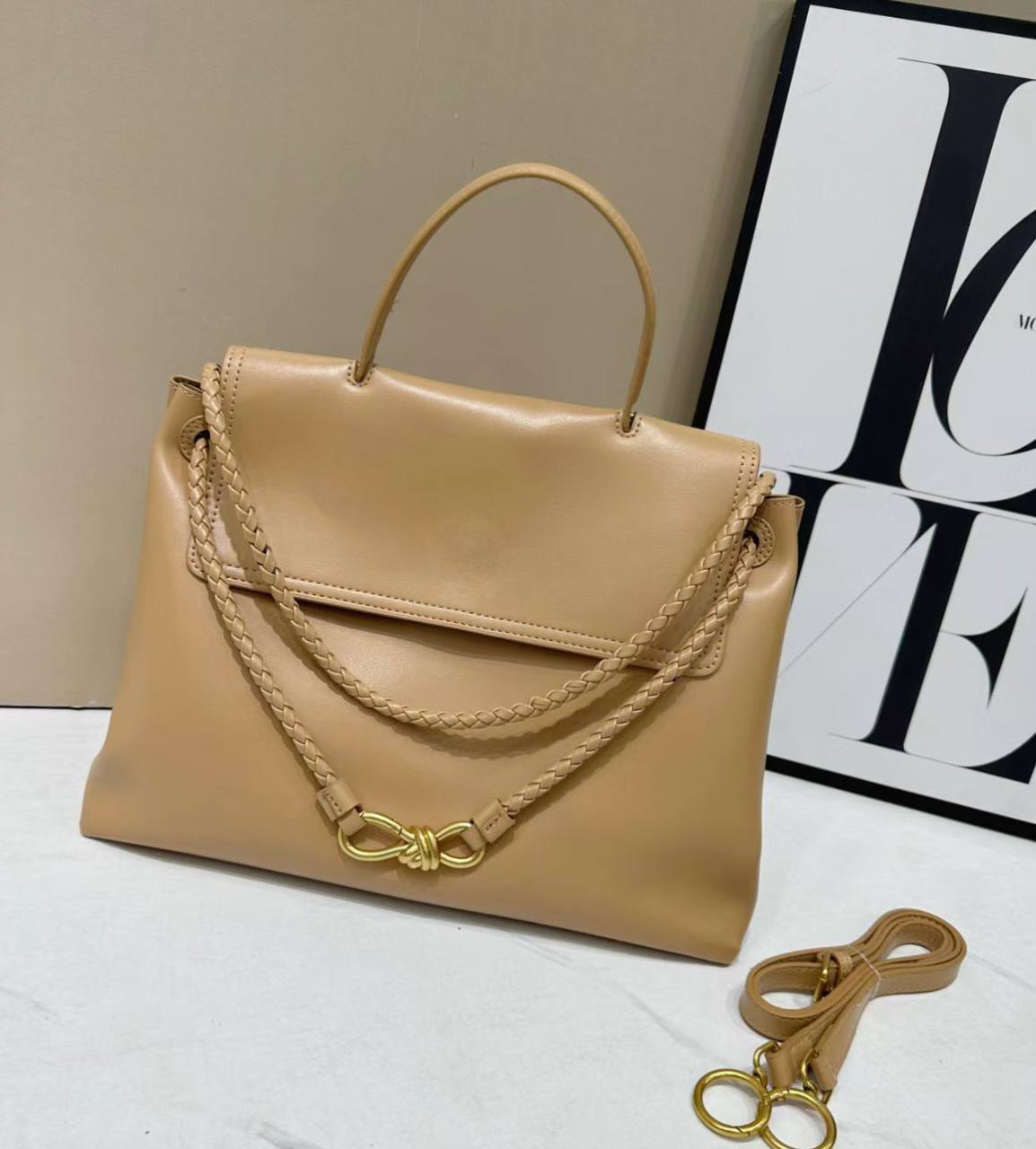 BOTTEGA 
HIGH QUALITY 
95 dhs✅
SIZE: 35cm

Zain39
♥️♥️♥️
