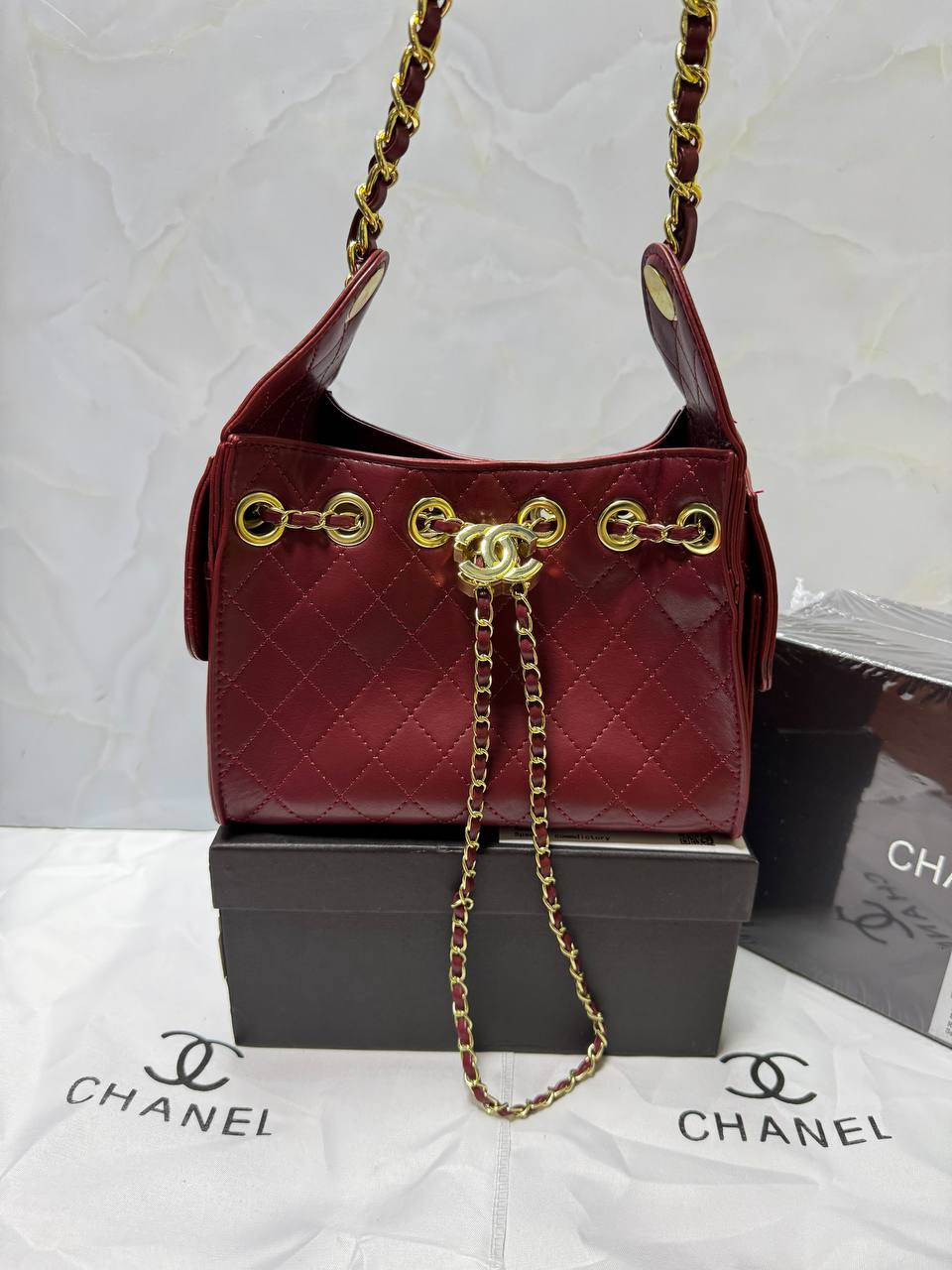 Chanel

High quality 

With box 
100 dhs🇦🇪🇦🇪

Zain136
♥️♥️♥️