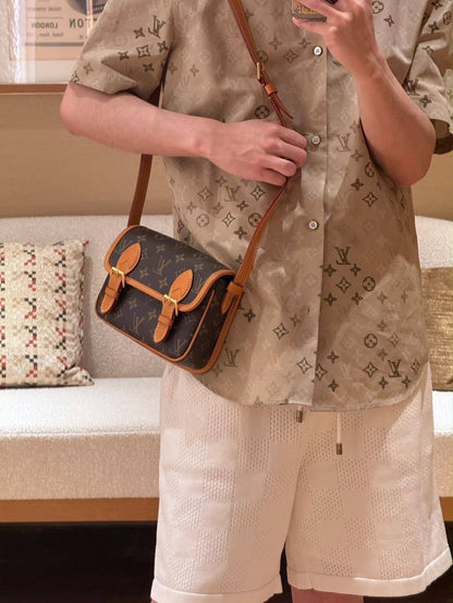 LV

NEW CAME HIGH QUALITY UNISEX WITH DOUBLE BOX 

120 dhs🇦🇪🇦🇪

Zain17
♥️♥️♥️