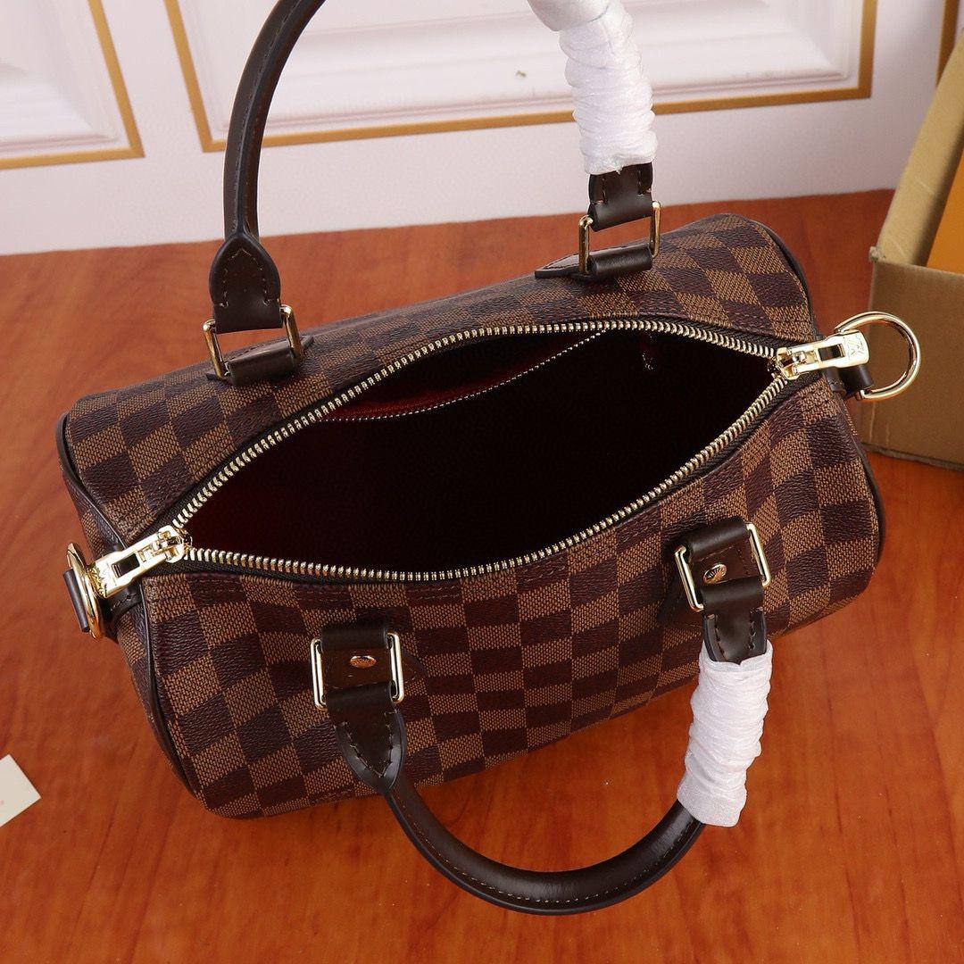 LOUIS VUITTON 
SPEEDY

 NEW CAME 25CM ,

GOOD QUALITY WITH BOX 
100 dhs🇦🇪🇦🇪

Zain17
♥️♥️♥️
