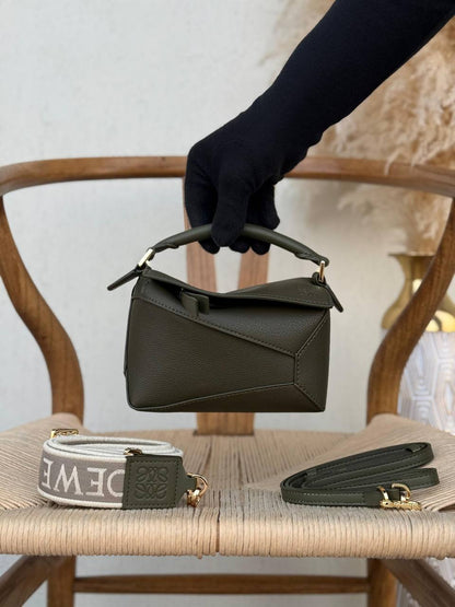 LOEWE
18cm
340 dhs💓
Top quality 
With box🎁

Zain167
♥️♥️♥️
