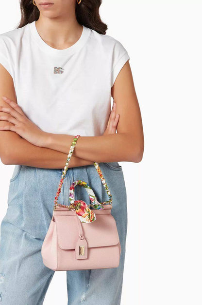 D&G
110 dhs🪙🌨️
high quality 
With box 25Cm

Zain26
♥️♥️♥️