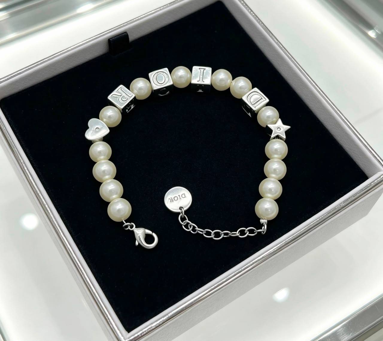 Dior 
Necklace 🐦‍🔥
Bracelet 🦋
Master quality 💯
With normal boxes 🗃️ 
120 dhs✅

With master box 📦 
140 dhs✅

Zain216
♥️♥️♥️