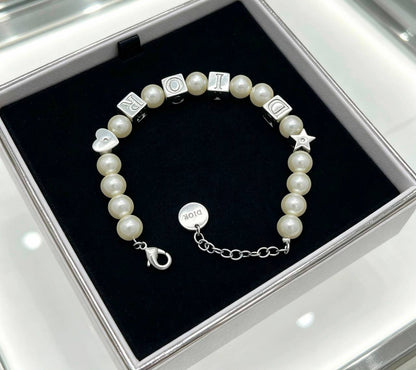 Dior 
Necklace 🐦‍🔥
Bracelet 🦋
Master quality 💯
With normal boxes 🗃️ 
120 dhs✅

With master box 📦 
140 dhs✅

Zain216
♥️♥️♥️