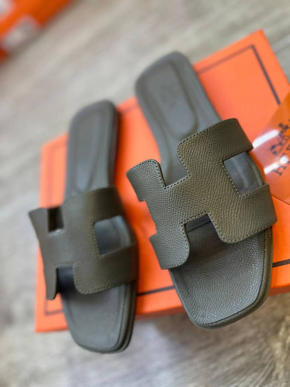 Hermes
High quality 
size 36-42 
95 dhs🪙🌨️

Zain132
♥️♥️♥️