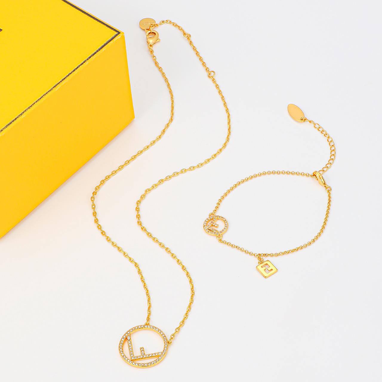 NECKLACE BRACELET

SET ✨💫
MASTER

100 DHS 🇦🇪🇦🇪

WITH BOX AND PAPER BAG🎁🛍️
Zain89
♥️♥️♥️