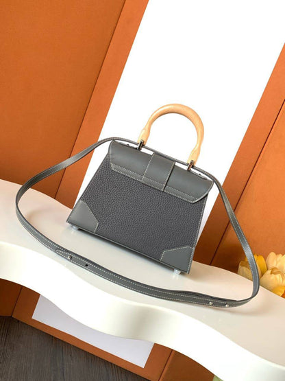 *Goyard Saigon Handbag✅*
*Size 20cm*
For Price 👇 WTSP Text Zain 0568585901

Zain274
♥️♥️♥️