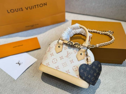 Lv 
withbox
🎁🎁🎁

size:18×12×8cm

110 dhs❤️

Zain114
♥️♥️♥️