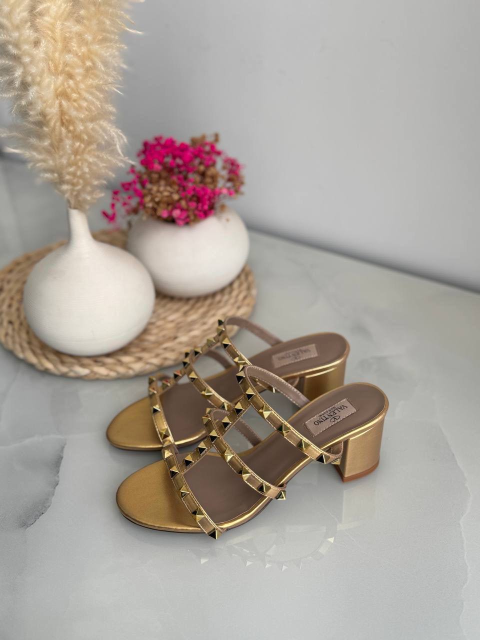 VALENTINO
*Vip quality*
*Size 36 to 41*
400 dhs✅

Zain113
♥️♥️♥️