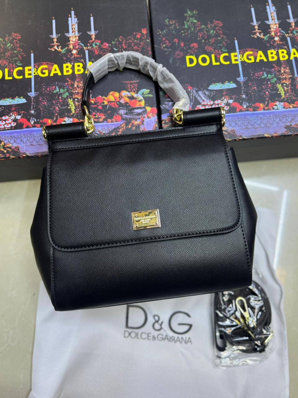 ❤️ Dolce & Gabbana 
1️⃣ First quality +🎁
Size : 25 * 22 * 13 cm
115 dhs💓
with box 🎁

Zain115
♥️♥️♥️