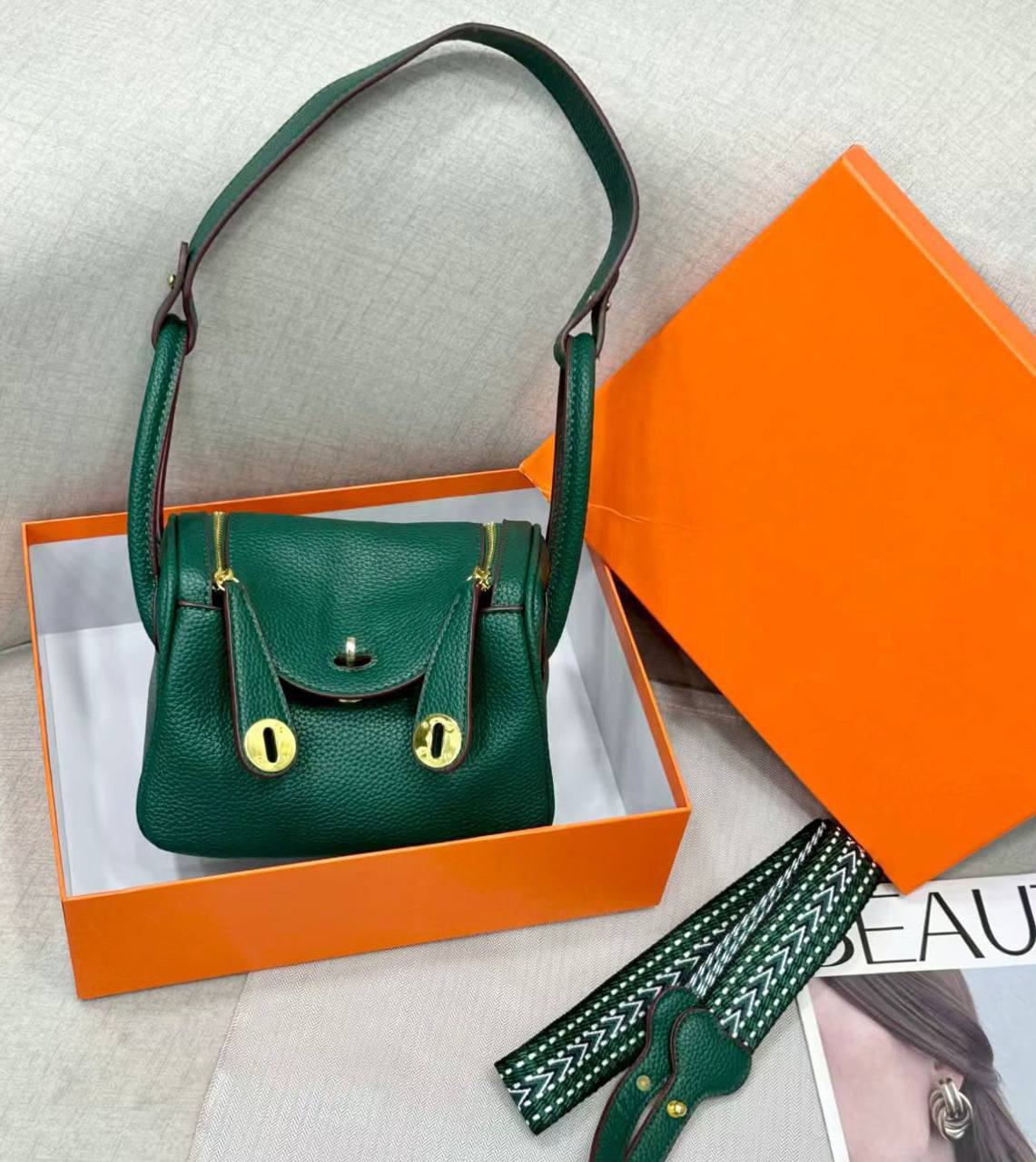 Hermes
LINDY 
GOOD QUALITY WITH BOX 
120 dhs💓

Zain39
♥️♥️♥️