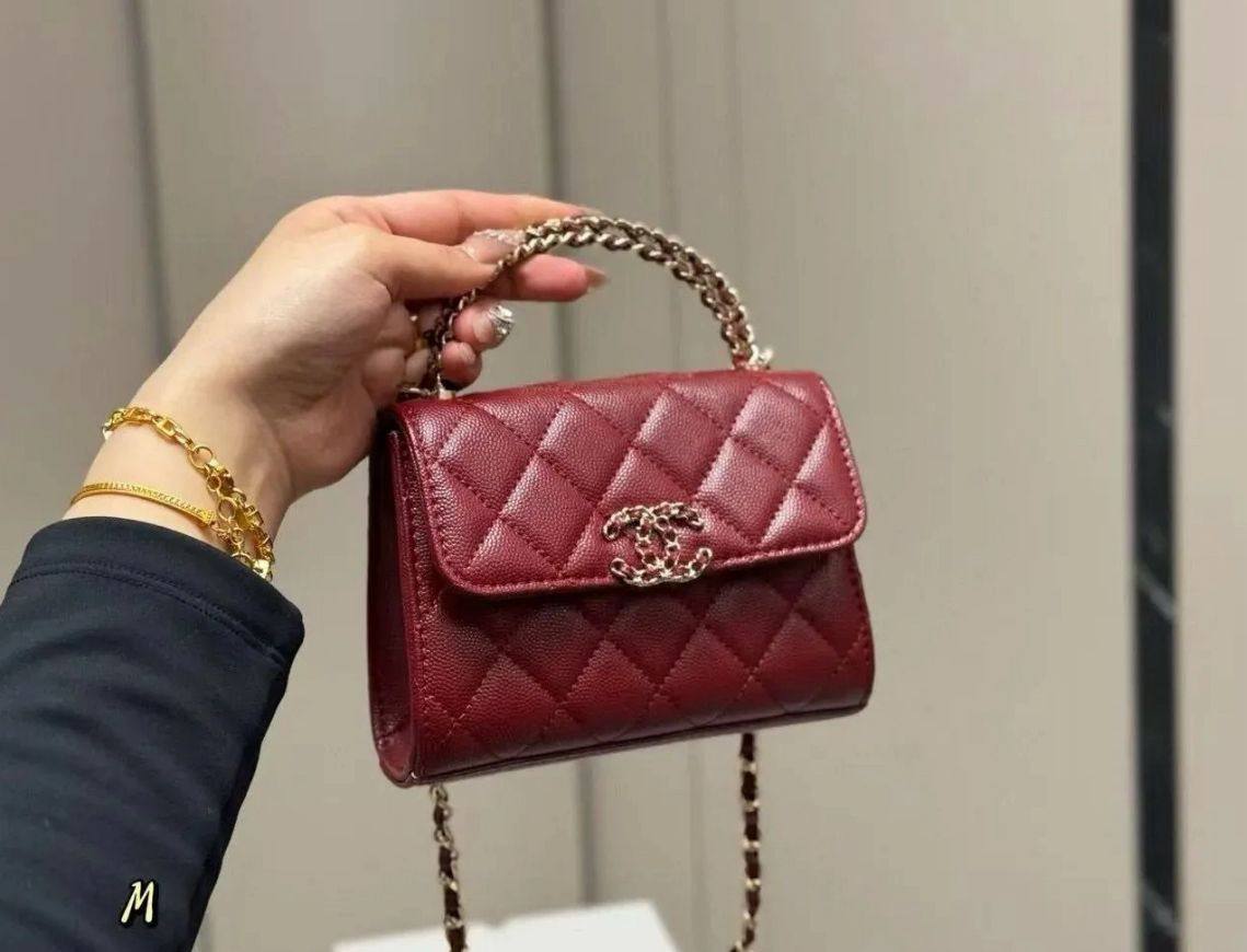 Chanel 
good quality, comes 

with box, 
🎁🎁🎁
size，16* 13 cm 
75 dhs🪙💕

Zain12
♥️♥️♥️