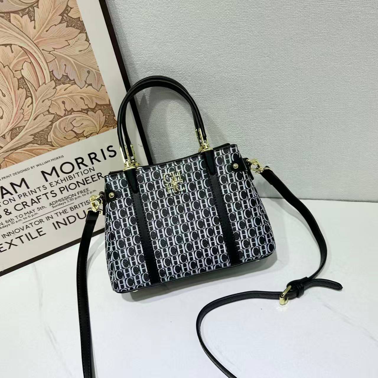 CH
100 dhs✅
size：22cm

Good-quality 

with box
🎁🎁🎁

Zain35
♥️♥️♥️