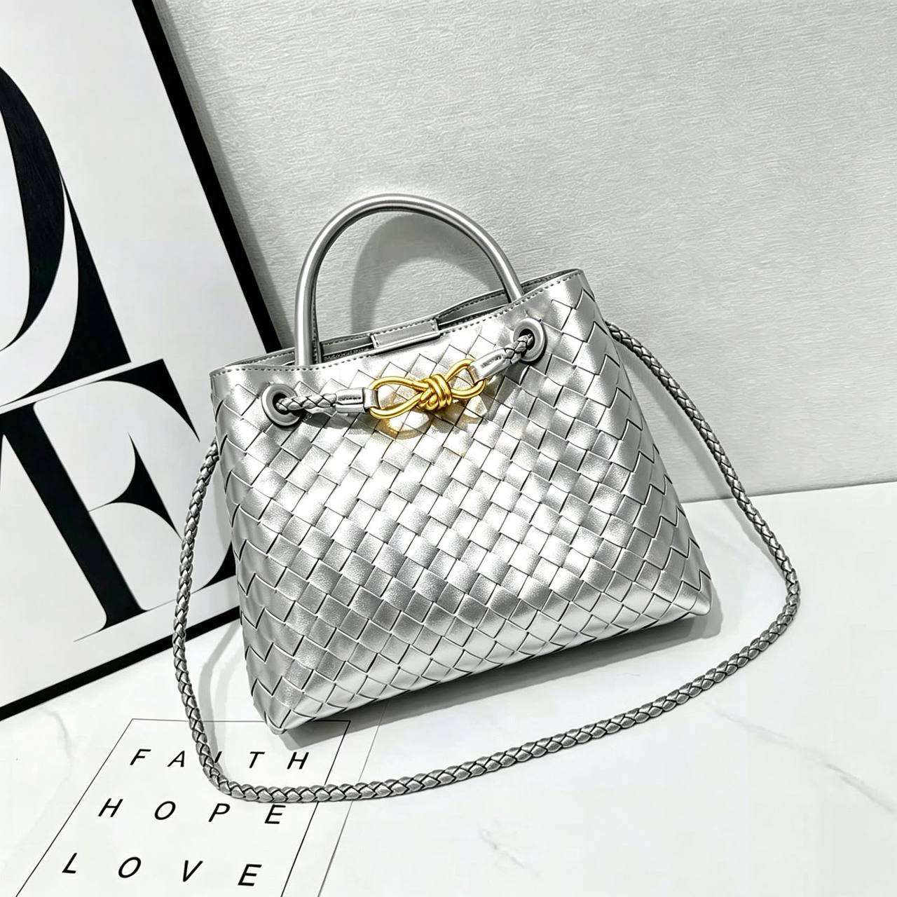 BOTTEGA 
GOOD QUALITY 
WITH BOX 
120 dhs💛
Size: 25cm

Zain295
♥️♥️♥️