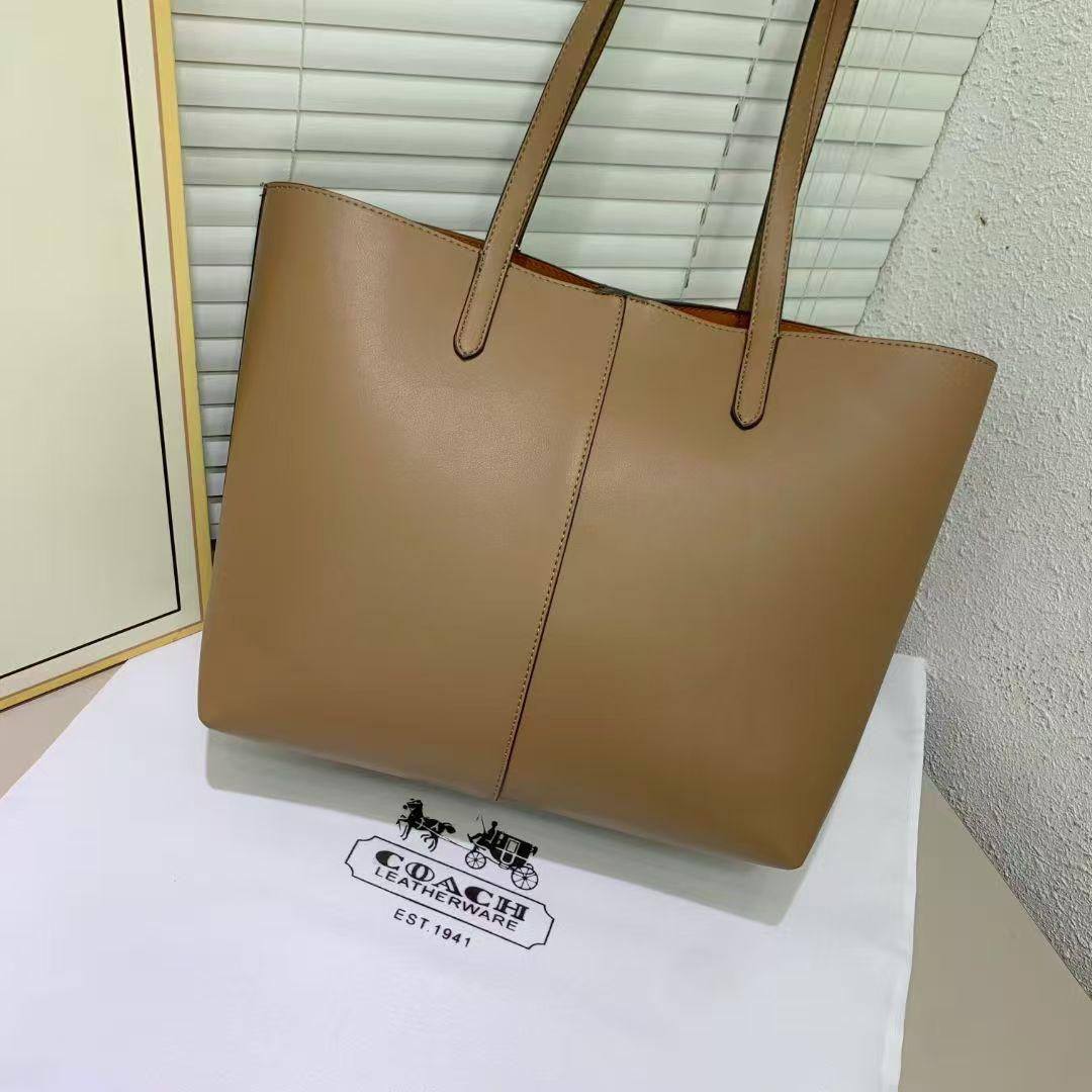 Coach
43*28*13 cm
95 dhs🇦🇪

Zain17
♥️♥️♥️