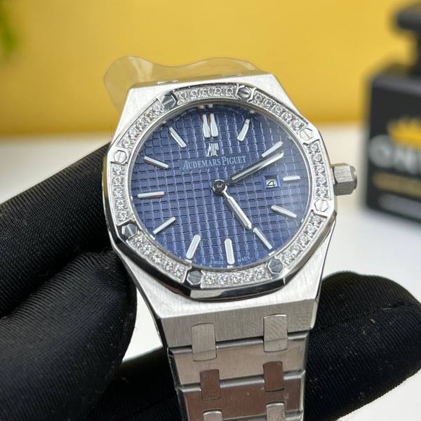 Ap watch for ladies 
good quality 
220 dhs💓

Zain59
♥️♥️♥️