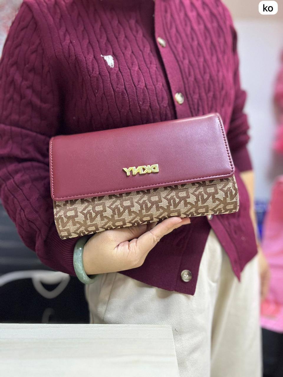 💖 DKNY
Good quality +🎁
Size : 23 * 13 cm
70 dhs✅

with  box
🎁🎁🎁

Zain115
♥️♥️♥️