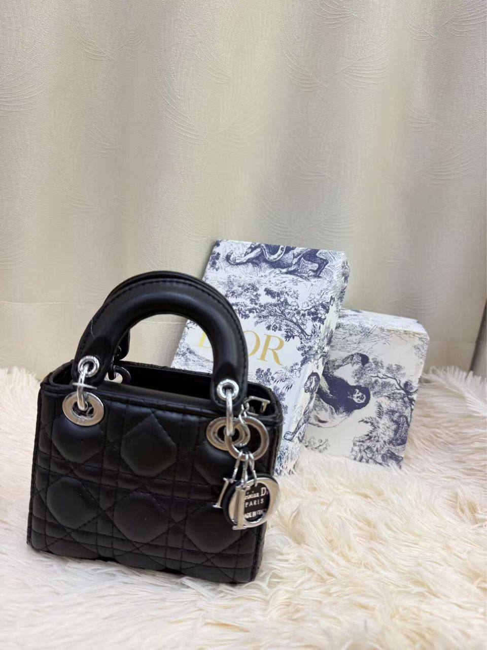 Dior 

100 dhs✅
with box
🎁🎁🎁

size 14×7×11cm

Zain42
♥️♥️♥️