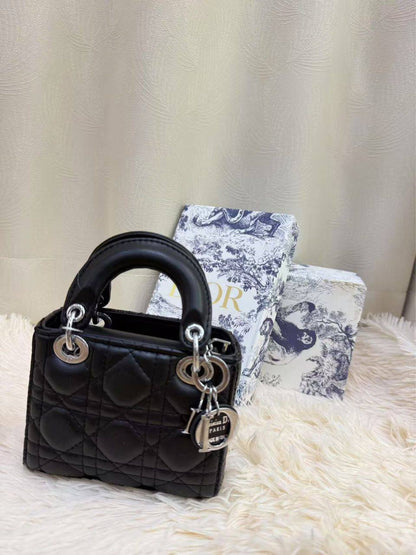 Dior 

100 dhs✅
with box
🎁🎁🎁

size 14×7×11cm

Zain42
♥️♥️♥️