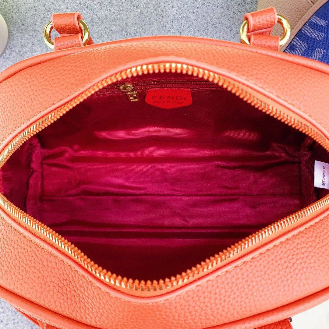 FENDI  ᴢᴜᴄᴄᴀ ᴛᴏᴘ ʜᴀɴᴅ
ғғ ᴊᴀᴄǫᴜᴀʀᴅ ᴄᴀɴᴠᴀs  ᴀɴᴅ 
ᴍᴀᴛᴛᴇ ʟᴇᴀᴛʜᴇʀ ᴍᴀᴛᴇʀɪᴀʟ
ɢᴏʟᴅ ʜᴀʀᴅᴡᴀʀᴇ
ᴡɪᴛʜ ʟᴏɴɢ ʙᴇʟᴛ sᴛʀᴀᴘ
sɪᴢᴇ : 28 cm

70 dhs✅

Zain31
♥️♥️♥️