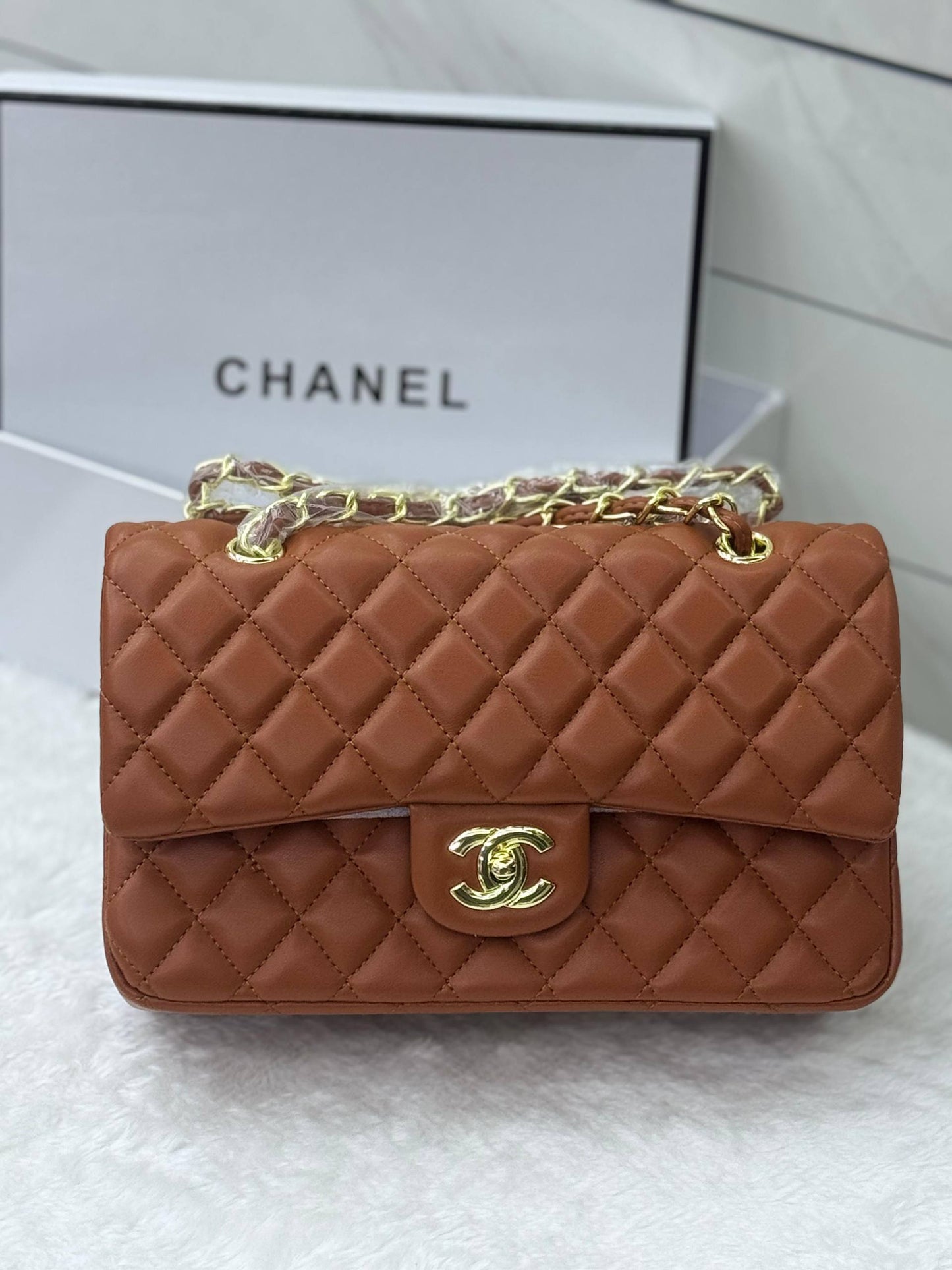 CHANEL CLASSIC 
GOOD QUALITY 💯

110 dhs❤️💚❤️💚

WITH BOX 📦💫
🎁🎁🎁

Zain28
♥️♥️♥️