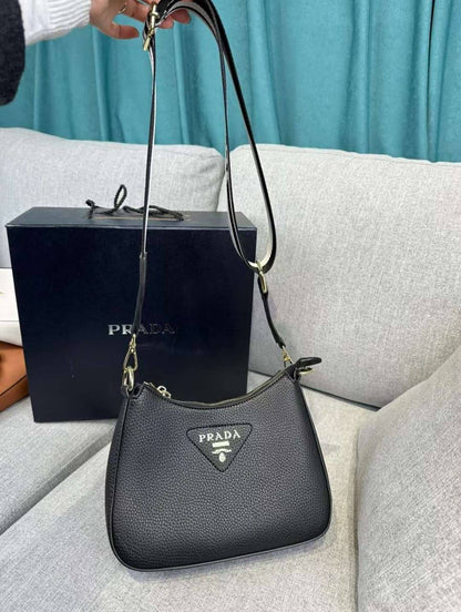 Prada

100 dhs✅

with box
🎁🎁🎁

Zain235
♥️♥️♥️